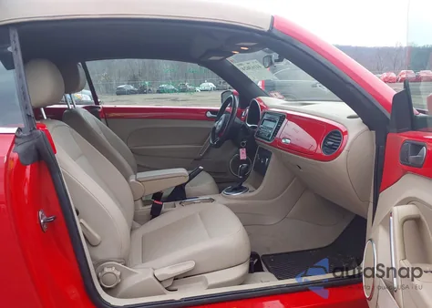 2015 Volkswagen Beetle 1.8T z USA, uszkodzony, nr VIN 3VW517AT9FM802960